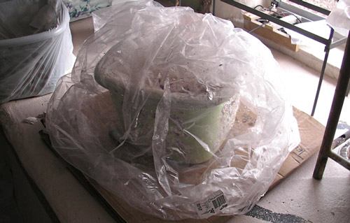 Kosár mikéliával a zsák alatt. fűzfák a kosárban