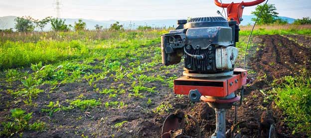 Zemes gabala tīrīšana no nezālēm