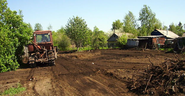 Izlīdzināt teritoriju ar traktoru