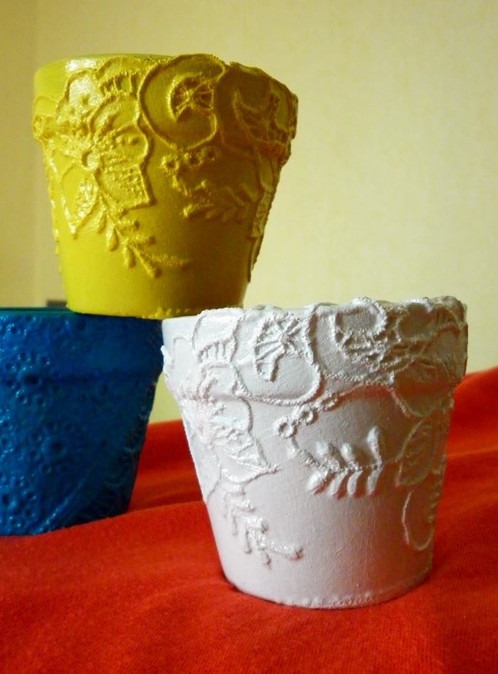 Decoupage van bloempotten met stof