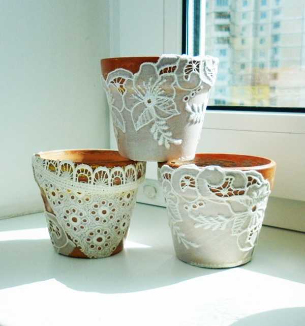 Decoupage van bloempotten met stof