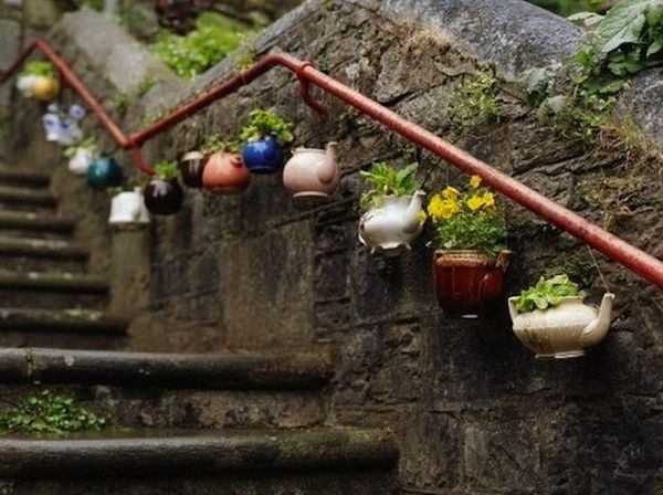 vasos de flores feitos de coisas inúteis