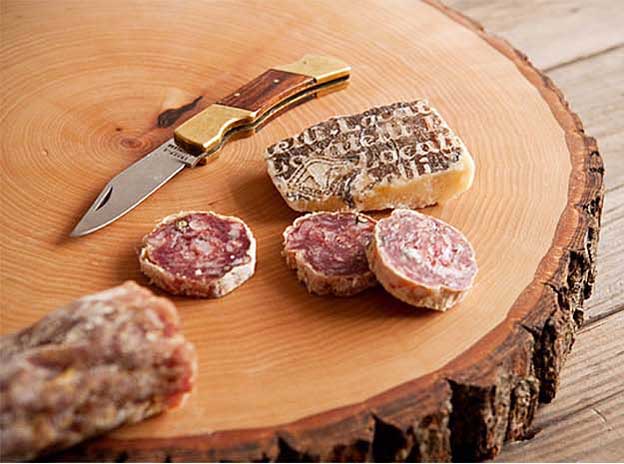 Ağaç kesiminden yapılmış ahşap kesme tahtası